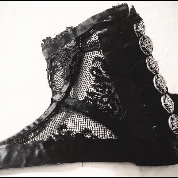 SOLD - Victorian Gothic Lace, Boned Collar Choker - Picture 2 of 4